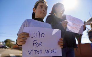 ESTAÇÃO, RS, BRASIL, 09-07-2025: Pais e professores manifestam por mais segurança após um ataque a facadas no município de Estação, no norte gaúcho.<!-- NICAID(16076754) -->