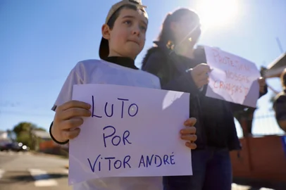 ESTAÇÃO, RS, BRASIL, 09-07-2025: Pais e professores manifestam por mais segurança após um ataque a facadas no município de Estação, no norte gaúcho.<!-- NICAID(16076754) -->