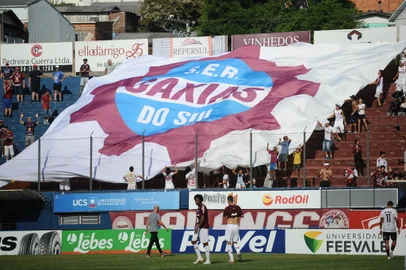 CAXIAS DO SUL, RS, BRASIL, 02/02/2020. SER Caxias x Brasil-Pel, jogo válido pela quarta rodada do Campeonato Gaúcho (Gauchão 2020), Taça Cel. Ewaldo Poeta. Relizado no estádio Centenário. Torcida Falange Grená estende bandeira gigante do Caxias. (Porthus Junior/Agência RBS)<!-- NICAID(14406511) -->