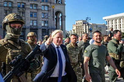 O primeiro-ministro britânico Boris Johnson (C) e o presidente ucraniano Volodymyr Zelensky (R) caminham na Praça da Independência "Maidan" de Kyiv, que foi transformada em um museu militar ao ar livre com equipamentos militares russos destruídos no Dia da Independência da Ucrânia em 24 de agosto de 2022 , em meio à invasão da Ucrânia pela Rússia. - O primeiro-ministro britânico Boris Johnson esteve em Kyiv na quarta-feira, saudando a "forte vontade dos ucranianos de resistir" à invasão da Rússia, enquanto a nação comemora seu Dia da Independência e marca o marco de seis meses de guerra. (Foto de Sergei CHUZAVKOV/AFP)<!-- NICAID(15185009) -->