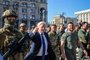 O primeiro-ministro britânico Boris Johnson (C) e o presidente ucraniano Volodymyr Zelensky (R) caminham na Praça da Independência "Maidan" de Kyiv, que foi transformada em um museu militar ao ar livre com equipamentos militares russos destruídos no Dia da Independência da Ucrânia em 24 de agosto de 2022 , em meio à invasão da Ucrânia pela Rússia. - O primeiro-ministro britânico Boris Johnson esteve em Kyiv na quarta-feira, saudando a "forte vontade dos ucranianos de resistir" à invasão da Rússia, enquanto a nação comemora seu Dia da Independência e marca o marco de seis meses de guerra. (Foto de Sergei CHUZAVKOV/AFP)<!-- NICAID(15185009) -->