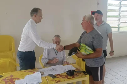 Entrega de cebolas da Holanda para agricultores do RS<!-- NICAID(15975631) -->