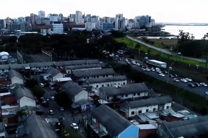 O Loteamento Santa Terezinha, também conhecido como Vila dos Papeleiros, fica em um espaço privilegiado da capital gaúcha. Entre a rodoviária, no Centro Histórico, e o novo 4º Distrito, se concentram cerca de 3 mil moradores.Em 2022, os moradores vivem dias de incerteza em relação ao projeto de revitalização do 4º Distrito. A iniciativa foi enviada para a Câmara Municipal em maio e pretende definir novas normas urbanísticas e tributárias, instituir benefícios para quem quiser investir e incentivar o turismo nos bairros Floresta, São Geraldo, Navegantes, Farrapos e Humaitá.<!-- NICAID(15121357) -->