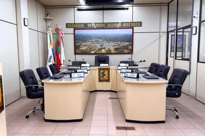 A Câmara de Vereadores de São Marcos instaurou nesta sexta-feira (16) uma Comissão de Ética Parlamentar, visando apurar uma denúncia envolvendo manifestações atribuídas ao vereador Fernando Emilio dos Santos Machado (PL) em suas redes sociais, por eventual quebra de decoro parlamentar.<!-- NICAID(16389185) -->