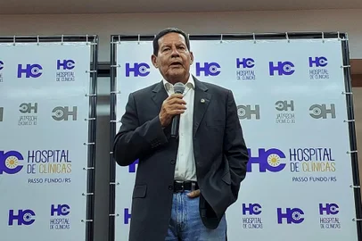 Em visita a Passo Fundo, Mourão acerta possibilidade de destinar emendas parlamentares para o Hospital de Clínicas<!-- NICAID(15367796) -->