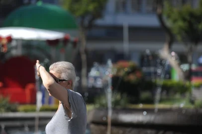 CAXIAS DO SUL, RS, BRASIL, 09/12/2022. A manhã de sexta-feira (09) é de tempo ensolarado e calor na área central de Caxias do Sul. (Bruno Todeschini/Agência RBS)<!-- NICAID(15290670) -->