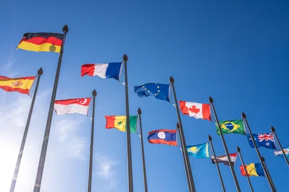 Bandeiras de países tremulando<!-- NICAID(15961225) -->