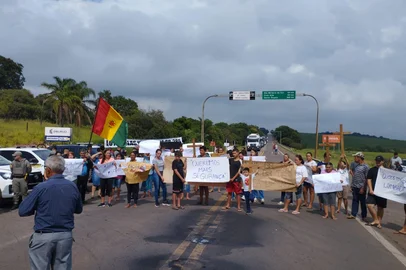 Novo protesto reúne moradores para pedir por segurança após acidente que matou pai e filha, no norte do RS<!-- NICAID(16220847) -->