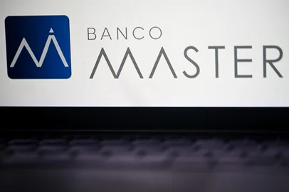 The logo of Brazilian bank Banco Master is displayed on a screen in Rio de Janeiro, Brazil on March 4, 2026. Brazilian police arrested businessman Daniel Vorcaro at the heart of a major bank scandal on March 4, 2026, that has rattled the highest echelons of power in Latin America's largest economy. (Photo by Mauro PIMENTEL / AFP)Editoria: FINLocal: Rio de JaneiroIndexador: MAURO PIMENTELSecao: financial and business serviceFonte: AFPFotógrafo: STF<!-- NICAID(16238379) -->