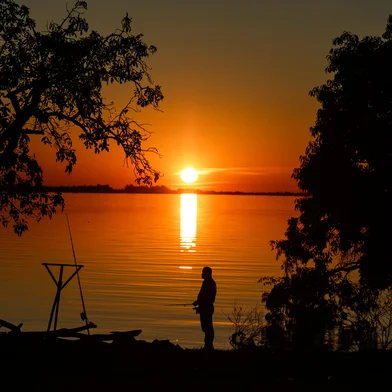 PORTO ALEGRE, RS, BRASIL - 2024.06.01 - Final de tarde na orla do Guaíba. Foto: (Renan  Mattos/ Agência RBS)<!-- NICAID(15778643) -->