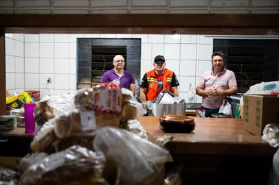 MUÇUM, RS, BRASIL, 12.09.2023: Voluntários viajam até 250 quilômetros e dormem em ginásios para auxiliar na limpeza de Muçum. Na foto, da esquerda para direita: Gilberto Bizognin, Leandro Pozzatti e Jair Giocomini. - Foto: Camila Hermes/Agencia RBS<!-- NICAID(15538732) -->