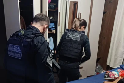 eis suspeitos foram presos na manhã desta quinta-feira (18), em Nova Santa Rita, em operação da Polícia Civil contra um grupo que expulsava e tomava casas de moradores no município da Região Metropolitana. A investigação apurou que os locais eram transformados em ponto de armazenamento e venda de drogas.<!-- NICAID(15817138) -->