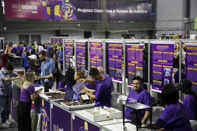 Canoas, RS, Brasil, 16-11-2023: A Mostra Sesi com Ciência 2023 tem 190 trabalhos dos programas de educação do Sesi – sendo 92 de estudantes das escolas de Ensino Médio, 32 de crianças e adolescentes do Contraturno Tecnológico e 66 de jovens e adultos da EJA –, além de 27 de escolas da rede estadual e quatro de redes municipais. Na quinta e sexta-feira, há torneio de Robótica da First Lego League Challenge Etapa Regional e torneio de robótica da EJA. Foto: Mateus Bruxel / Agência RBS<!-- NICAID(15599192) -->