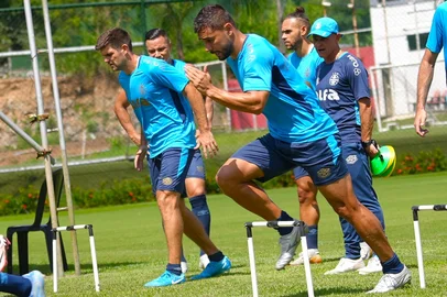 Na foto: o meia Monsalve, o volante Cuéllar, o zagueiro Kannemann, o lateral-esquerdo Marlon, o lateral-direito João Pedro, o atacante Braithwaite e o zagueiro Wagner Leonardo<!-- NICAID(16026587) -->