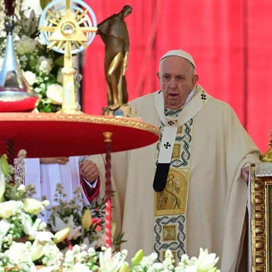 O Papa Francisco fica diante das relíquias exibidas ao lado do altar antes de uma missa de canonização na Praça de São Pedro, no Vaticano, em 15 de maio de 2022