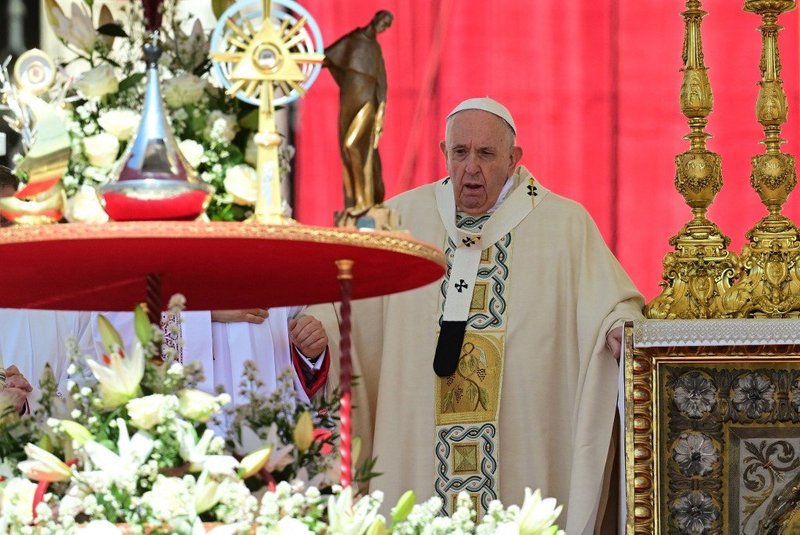 O Papa Francisco fica diante das relíquias exibidas ao lado do altar antes de uma missa de canonização na Praça de São Pedro, no Vaticano, em 15 de maio de 2022
