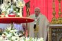 O Papa Francisco fica diante das relíquias exibidas ao lado do altar antes de uma missa de canonização na Praça de São Pedro, no Vaticano, em 15 de maio de 2022