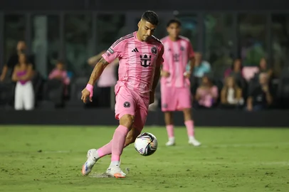FORT LAUDERDALE, FLORIDA - AUGUST 6: Luis Suarez #9 of Inter Miami CF kicks a penalty kick and scores the second goal of his team during the Leagues Cup Phase One match between Inter Miami CF and Pumas de la UNAM at Chase Stadium on August 6, 2025 in Fort Lauderdale, Florida.   Leonardo Fernandez/Getty Images/AFP (Photo by Leonardo Fernandez / GETTY IMAGES NORTH AMERICA / Getty Images via AFP)<!-- NICAID(16096261) -->