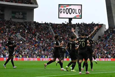 TOPSHOT - Portugal players celebrate their fourth goal scored by Portugal's midfielder #15 Joao Neves during the 2026 World Cup qualifiers Europe zone group F football match between Portugal and Armenia, at Dragao stadium in Porto on November 16, 2025. (Photo by Miguel RIOPA / AFP)
