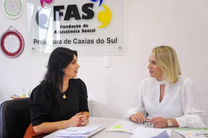 A presidente da FAS, Katiane Boschetti da Silveira deixa o cargo e será substituída pela atual diretora Administrativa da Fundação, Geórgia Ramos Tomasi, a partir do dia 10 de abril.Katiane irá desenvolver um projeto de justiça restaurativa no Tribunal de Justiça do Mato Grosso, que tem parceria com a Unesco.“Estamos perdendo a Katiane pelo belo trabalho que ela implantou em Caxias. O que Caxias faz na área social começa a romper fronteiras e agora ela irá implementar no Mato Grosso. Contamos agora com a Geórgia, que já faz parte da equipe, para dar continuidade ao belo trabalho da FAS”, declarou Adiló.Geórgia Ramos TomasiPsicóloga graduada pela UCS, advogada formada pelo Centro Universitário da Serra Gaúcha - FSG e Mestra em Filosofia - UCS. Possui experiência em áreas de atuação coletiva e comunitária, principalmente em intervenções de rede de apoio e acompanhamento psicológico de familiares e pacientes atendidos pelo Sistema Único de Saúde (SUS) e núcleos familiares no Sistema Único de Assistência Social (SUAS). Foi pesquisadora voluntária do Núcleo de Inovação e Desenvolvimento da UCS, com publicações na área de Justiça Restaurativa e Cultura de Paz. Entusiasta da área, foi facilitadora voluntária de Círculos de Construção de Paz e Círculos de Planejamento para transição e reinserção de pessoas encarceradas, realizando círculos principalmente ligados aos casos do Tribunal de Justiça do RS, desde o ano de 2015.Na rede de proteção social foi Educadora Social em Serviço de Convivência e Fortalecimento de Vínculos (proteção social de básica complexidade), técnica psicóloga em serviço de média complexidade, Centro Dia para idosos. Em 2020 foi titular da Coordenadoria Municipal da Juventude vinculada ao Poder Executivo. Em 2021 assumiu a Diretoria Administrativa da FAS.<!-- NICAID(15389839) -->