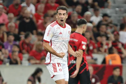 ATHLETICO PR E INTERNACIONAL, VÁLIDA PELO CAMPEONATO BRASILEIRO SÉRIE APR - ATHLETICO-PR-INTERNACIONAL,-VÁLIDA-PELO-CAMPEONATO-BRASILEIRO-S - ESPORTES - O jogador Carlos de Pena comemora gol do Internacional durante partida entre Athletico PR e Internacional, válida pelo Campeonato Brasileiro Série A, realizado na cidade de Curitiba (PR) nesta quinta-feira (21). 21/09/2023 - Foto: JOKA MADRUGA/FUTURA PRESS/FUTURA PRESS/ESTADÃO CONTEÚDOEditoria: ESPORTESLocal: CURITIBAIndexador: JOKA MADRUGAFotógrafo: FUTURA PRESS<!-- NICAID(15548175) -->