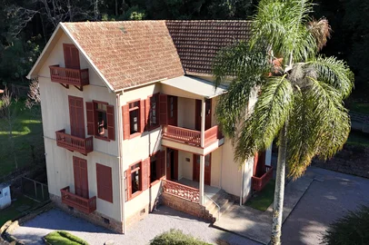 Galópolis, distrito de Caxias do Sul, reúne arquitetura histórica, paisagens de montanha e boa gastronomia. O roteiro inclui o Instituto Hércules Galló, o Café Galópolis, a Pizzaria Dona Emília, a Villa dei Sapore e a vinícola Quinta Don Bonifácio, em um passeio que valoriza a história e os sabores da região.<!-- NICAID(16386301) -->