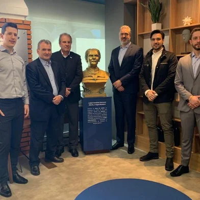 Humberto Cervelin, Reomar Slaviero e Daniel Randon, agraciados com o Gigia Bandera deste ano, e Diego Susin, agraciado na categoria Projeto Inovador (de camisa, sem paletó; e na categoria Jovem Empreendedor Industrial, Telmo Basso (de casaco preto) e Geovan Antônio Rech (de terno cinza)<!-- NICAID(15254449) -->