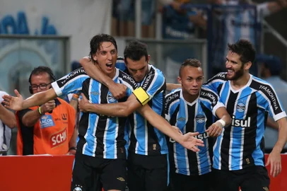 PORTO ALEGRE, RS, BRASIL - 09-04-2015 - Campeonato Gaúcho - Quartas de Final - Grêmio x Novo Hamburgo na Arena do Grêmio.(FOTO:DIEGO VARA/AGÊNCIA)Jogador Geromel faz gol de empate.<!-- NICAID(11327052) -->