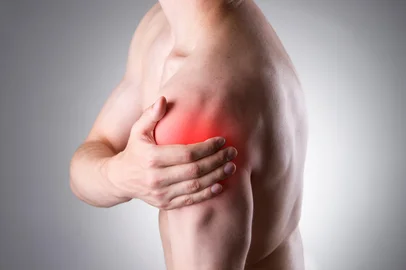 Man with pain in shoulder. Pain in the human bodyMan with pain in shoulder. Pain in the human body on a gray background with red dotFonte: 94210629<!-- NICAID(16127122) -->