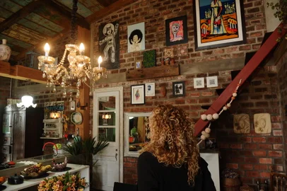 CAXIAS DO SUL, RS, BRASIL (11/08/2021)A artista plástica caxiense Daniela Antunes abre as portas da sua casa/atelier na localidade de Monte Bérico. Case da reportagem do Almanaque sobre artistas e seus espaços criativos. (Antonio Valiente/Agência RBS)<!-- NICAID(14859932) -->