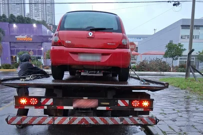 A Fiscalização de Trânsito da Secretaria Municipal de Trânsito, Transportes e Mobilidade (SMTTM) flagrou na manhã desta terça-feira (20/05) um Renault Clio 2010 com excesso de multas não quitadas. O veículo, que é avaliado em R$ 20,743,00 pela tabela FIPE, tem um total de R$ 51.471,48 em autuações vencidas, resultado de 78 infrações. Em pesquisa ao sistema do Detran/RS, consta ainda o montante de R$ 2.671,90 em multas a vencer.<!-- NICAID(16041368) -->