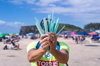 Projeto Praia Limpa Torres - coleta de canudos<!-- NICAID(15972698) -->