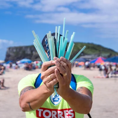 Projeto Praia Limpa Torres - coleta de canudos<!-- NICAID(15972698) -->