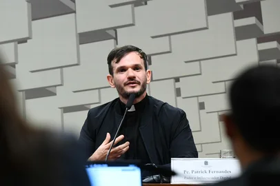 CPI das BETS (CPIBETS) realiza reuniÃ£o para ouvir depoimento de testemunhas. A comissÃ£o tem a finalidade de investigar, no prazo de cento e trinta dias, a crescente influÃªncia dos jogos virtuais de apostas online no orÃ§amento das famÃ­lias brasileiras, alÃ©m da possÃ­vel associaÃ§Ã£o com organizaÃ§Ãµes criminosas envolvidas em prÃ¡ticas de lavagem de dinheiro, bem como o uso de influenciadores digitais na promoÃ§Ã£o e divulgaÃ§Ã£o dessas atividades. Padre e influenciador digital Patrick Fernandes em pronunciamento Ã  mesa.Foto: Carlos Moura/AgÃªncia Senado<!-- NICAID(16042566) -->