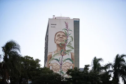 PORTO ALEGRE, RS, BRASIL - 10.01.2022 - Inauguração do megagrafite no prédio do Daer. (Foto: Anselmo Cunha/Agencia RBS)<!-- NICAID(14986716) -->
