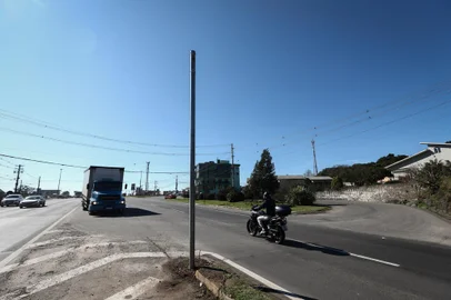 CAXIAS DO SUL, RS, BRASIL, 31/07/2024. Prefeitura de Caxias do Sul inicia instalação de semáforos na RS-122, no acesso a Forqueta. (Bruno Todeschini/Agência RBS)Indexador: Bruno Todeschini<!-- NICAID(15828275) -->