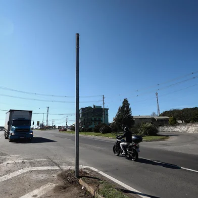CAXIAS DO SUL, RS, BRASIL, 31/07/2024. Prefeitura de Caxias do Sul inicia instalação de semáforos na RS-122, no acesso a Forqueta. (Bruno Todeschini/Agência RBS)Indexador: Bruno Todeschini<!-- NICAID(15828275) -->