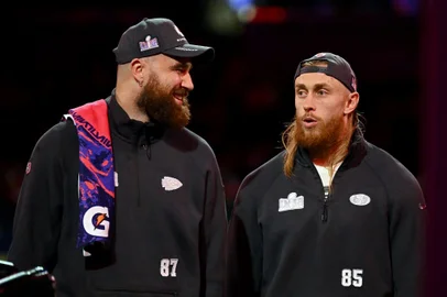 Travis Kelce (E) e George Kittle (D) durante evento de apresentação das equipes que estão no Super Bowl LVIII.