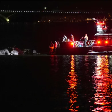 30/01/2025Unidades de resposta a emergências avaliam destroços de helicópteros no Rio Potomac, perto do Aeroporto Ronald Reagan de Washington, em 30 de janeiro de 2025, em Arlington, Virgínia. Um voo da American Airlines de Wichita, Kansas, colidiu com um helicóptero enquanto se aproximava do Aeroporto Nacional Ronald Reagan.<!-- NICAID(15964696) -->