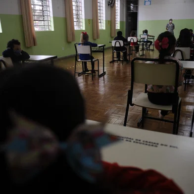 CAXIAS DO SUL, RS, BRASIL, 01/09/2021 -  Estudantes da EMEF Caldas Júnior em aula e também no refeitório. A partir de hoje a escola está funcionando sem escalonamento de estudantes a partir de reformulação no protocolo de contingência com base no novo distanciamento orientado por portaria estadual. (Marcelo Casagrande/Agência RBS)<!-- NICAID(14878371) -->