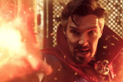 Benedict Cumberbatch as Dr. Stephen Strange in Marvel Studios' DOCTOR STRANGE IN THE MULTIVERSE OF MADNESS. Photo courtesy of Marvel Studios. Marvel Studios 2022. All Rights Reserved.Em português: Doutor Estranho no Multiverso da Loucura (2022).<!-- NICAID(15084616) -->