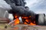 O incêndio de grandes proporções que atinge um reservatório de combustíveis em Chapecó, no Oeste de Santa Catarina, já dura mais de 24 horas. O fogo começou por volta das 6h30min desta segunda-feira (13).<!-- NICAID(15596734) -->