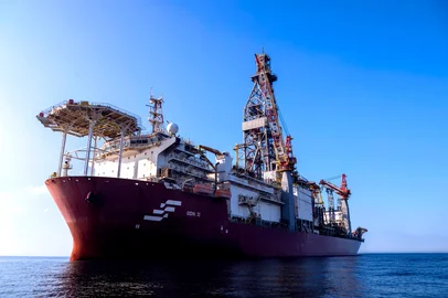 O Ibama concedeu nesta segunda-feira (20) à Pretobras a licença para a perfuração de um poço exploratório localizado em águas profundas do Amapá, a 500 km da foz do rio Amazonas e a 175 km da costa, na Margem Equatorial brasileira. De acordo com a empresa, o trabalho tem duração de aproximadamente cinco meses e deve começar imediatamente.<!-- NICAID(16149881) -->