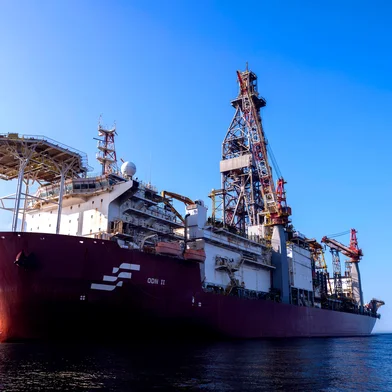 O Ibama concedeu nesta segunda-feira (20) à Pretobras a licença para a perfuração de um poço exploratório localizado em águas profundas do Amapá, a 500 km da foz do rio Amazonas e a 175 km da costa, na Margem Equatorial brasileira. De acordo com a empresa, o trabalho tem duração de aproximadamente cinco meses e deve começar imediatamente.<!-- NICAID(16149881) -->