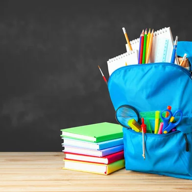 School bag. Backpack with supplies for school on the background of black blackboard. Copy space for text.Indexador: a.dragan8@gmail.comFonte: 356883137<!-- NICAID(15645275) -->