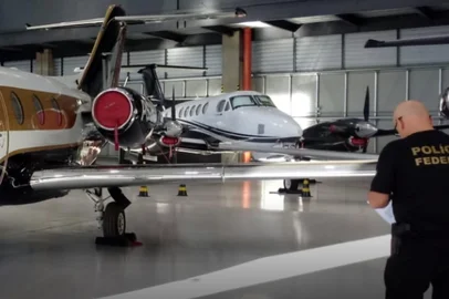 A Polícia Federal deflagrou, nesta quinta-feira (27), uma operação para desarticular uma quadrilha envolvida na produção, fracionamento e comercialização ilegal de tirzepatida, princípio ativo do medicamento Mounjaro, utilizado para tratamento de diabetes e obesidade. Nas embalagens das caixas, constam o nome do princípio ativo.<!-- NICAID(16175379) -->