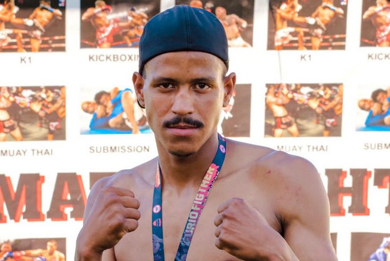 Lucas Oliveira, de 21 anos, vê no boxe uma chance de futuro<!-- NICAID(14981036) -->