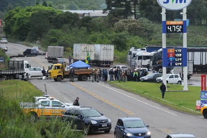 CAXIAS DO SUL, RS, BRASIL, 01/11/2022. Apoiadores de Jair Bolsonaro se manifestam contra o resultado das eleições bloqueando rodovias. Na foto, RS-453, no trecho do bairro São Brás, com trânsito liberado na manhã desta terça (01). (Bruno Todeschini/Agência RBS)<!-- NICAID(15252337) -->
