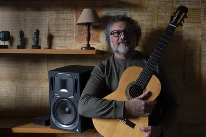 Porto Alegre, RS, Brasil - O músico Marcelo Delacroix, 56 anos, fará um show no dia 15 no Teatro Renascença. Músico tradicional de Porto Alegre, já lançou alguns discos e  faz parcerias com Arthur de Faria, Carlo Pianta, etc. Serão 6 músicas inéditas.Indexador: Jeff Botega<!-- NICAID(15454664) -->
