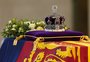 Com 2,8 mil diamantes, coroa colocada sobre o caixão de Elizabeth é símbolo do poder real